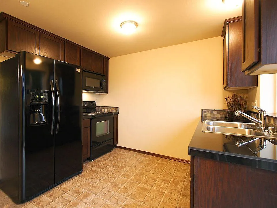 2 bed, 1.5 bath, 1050 sqft, $2,400 — Photo 2