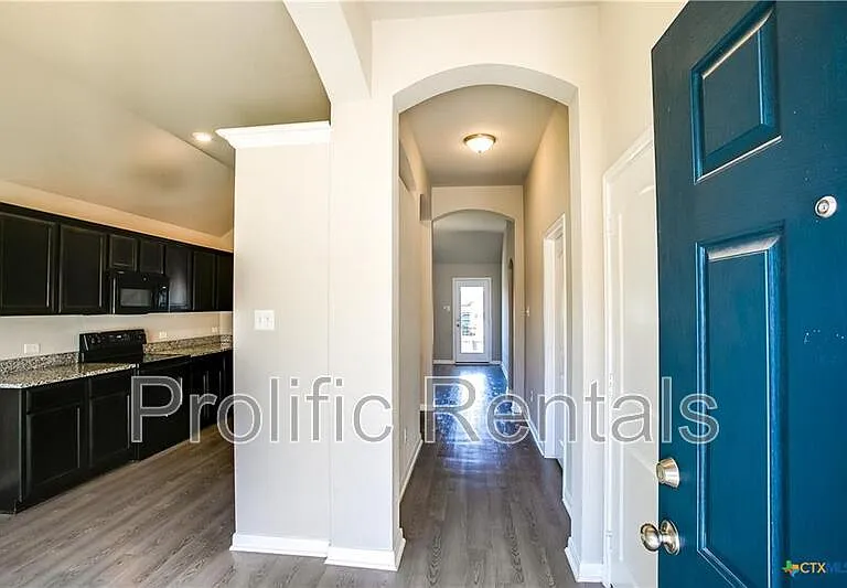 805 Stockdale Rd — Photo 2