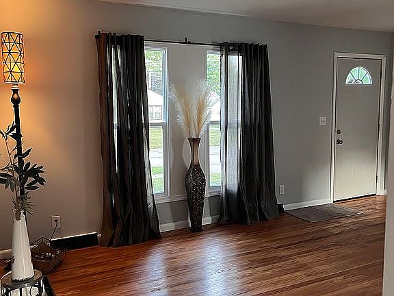 Living room-hardwood floors 