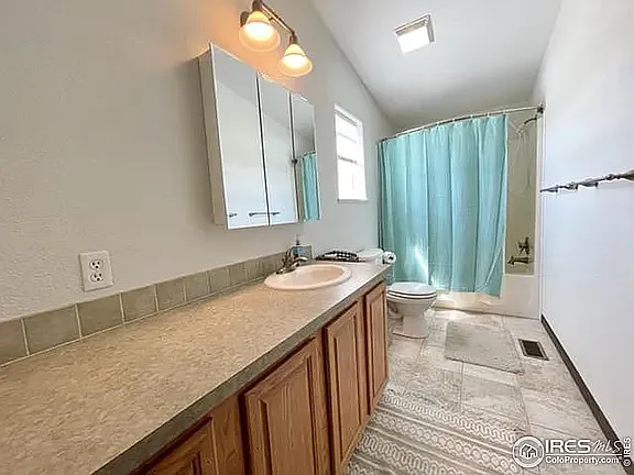 En suite full bathroom with primary bedroom
