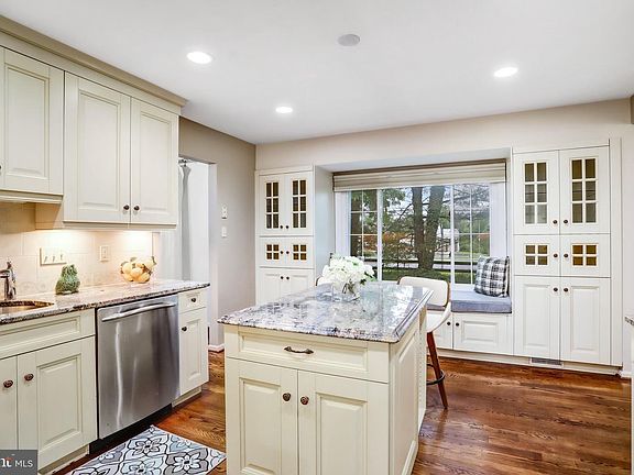 5th image of 302 Bostwick Ln