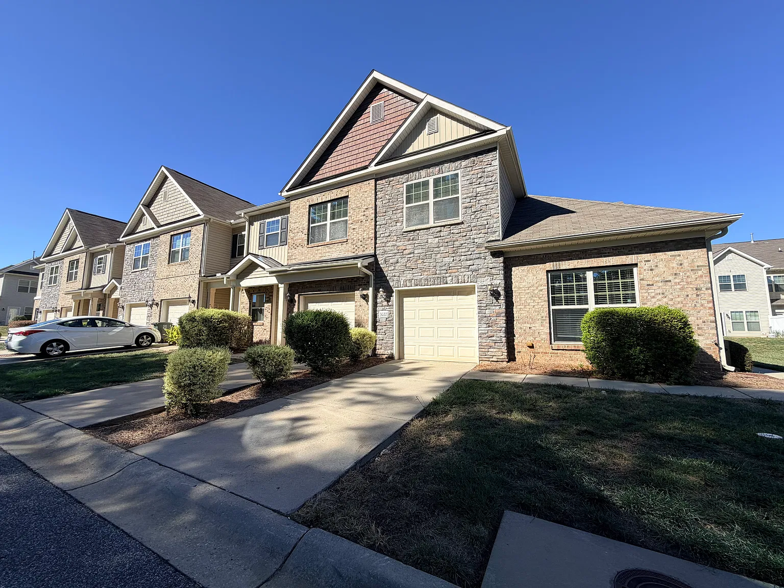 3 bed, 2.5 bath, 1512 sqft, $1,999 — Photo 1