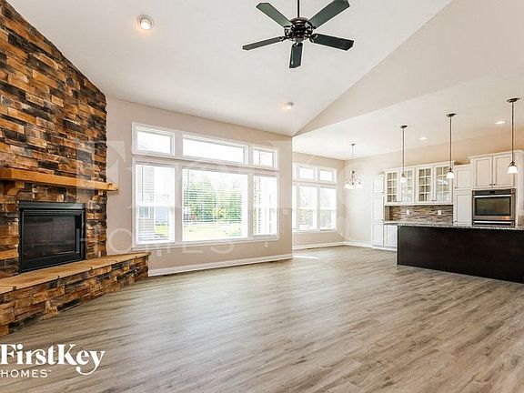 3rd image of 866 Emerald Dr