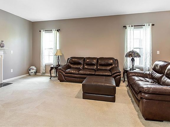 5th image of 9 Naylor Cir