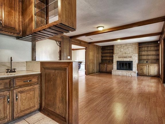 Wet Bar & Family Room
