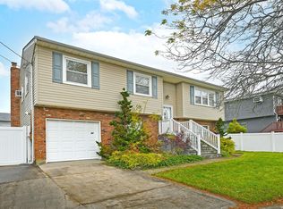 80 Shore Rd, Lindenhurst, NY 11757