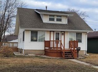 1609 Okoboji Ave, Milford, IA 51351