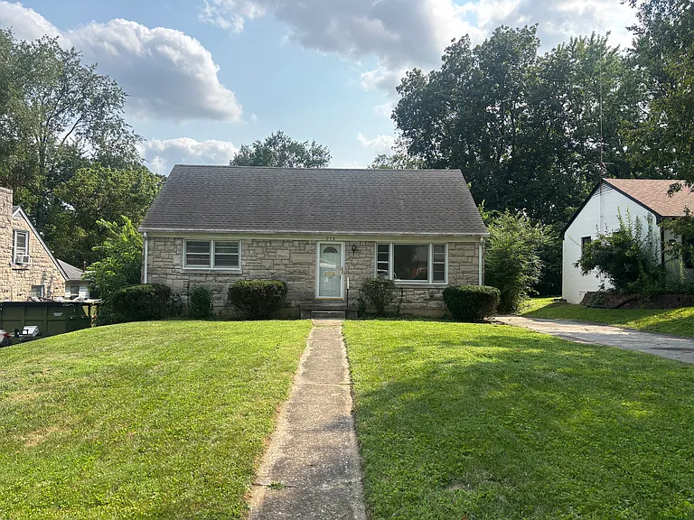 212 Zandale Dr — Photo 2