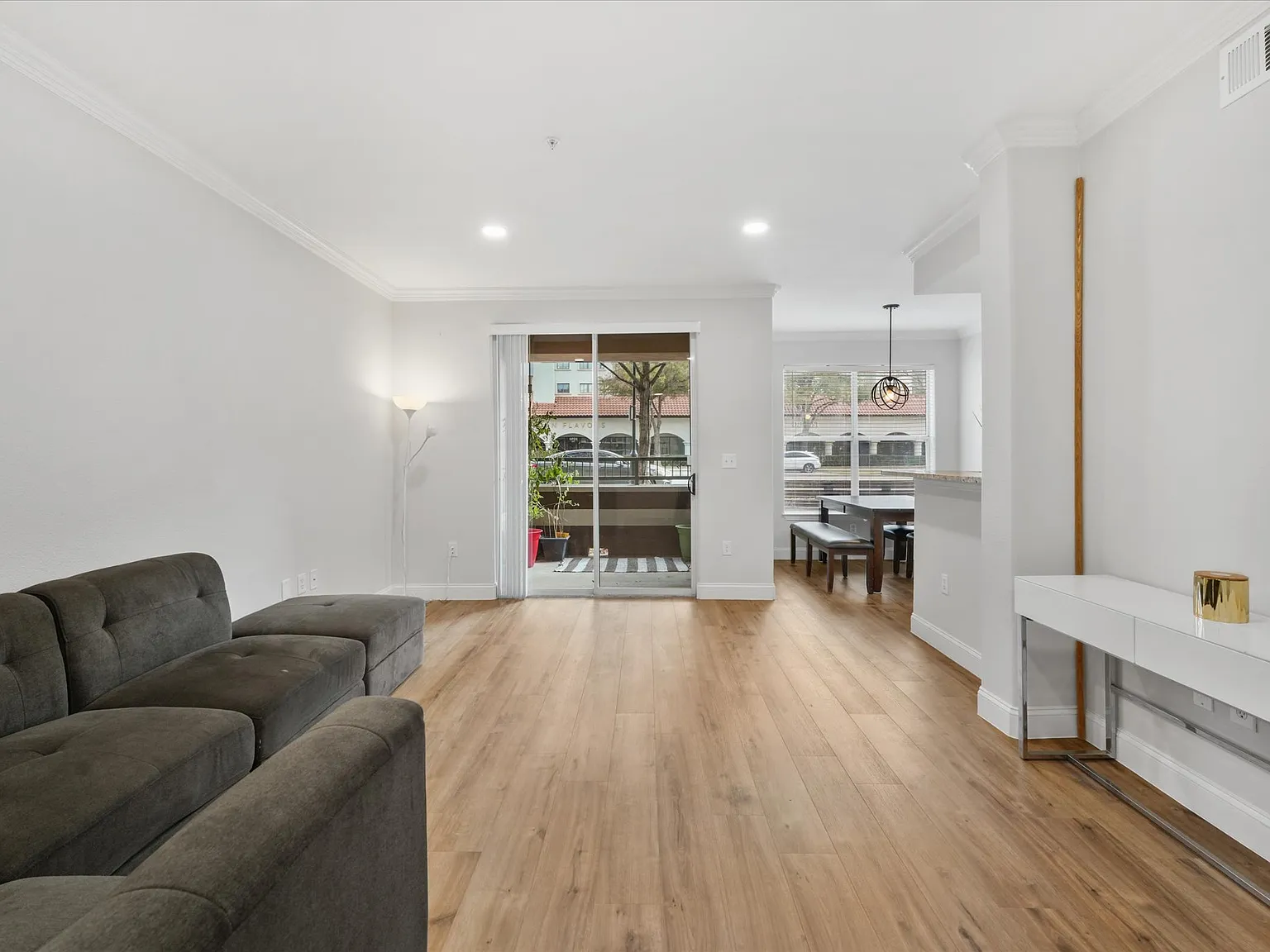 1 bed, 861 sqft, $2,250 — Photo 2