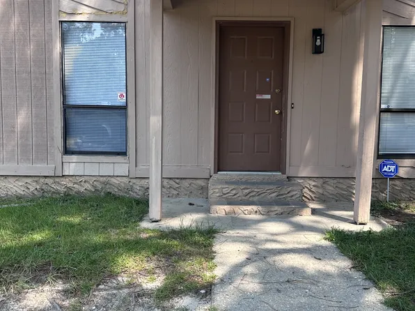 642 Mosswood Ln, Fayetteville, NC 28311