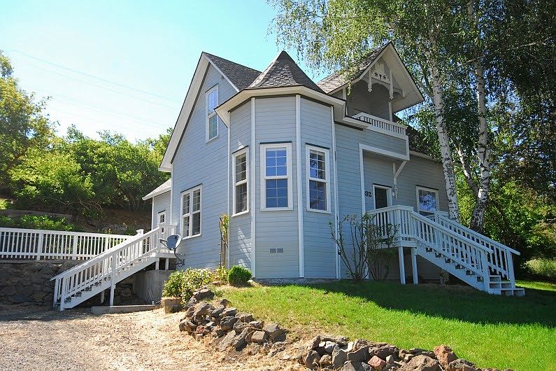 2nd image of 532 Riverside Dr