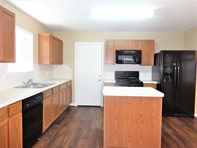 3 bed, 2.5 bath, 1860 sqft, $2,060 — Photo 3