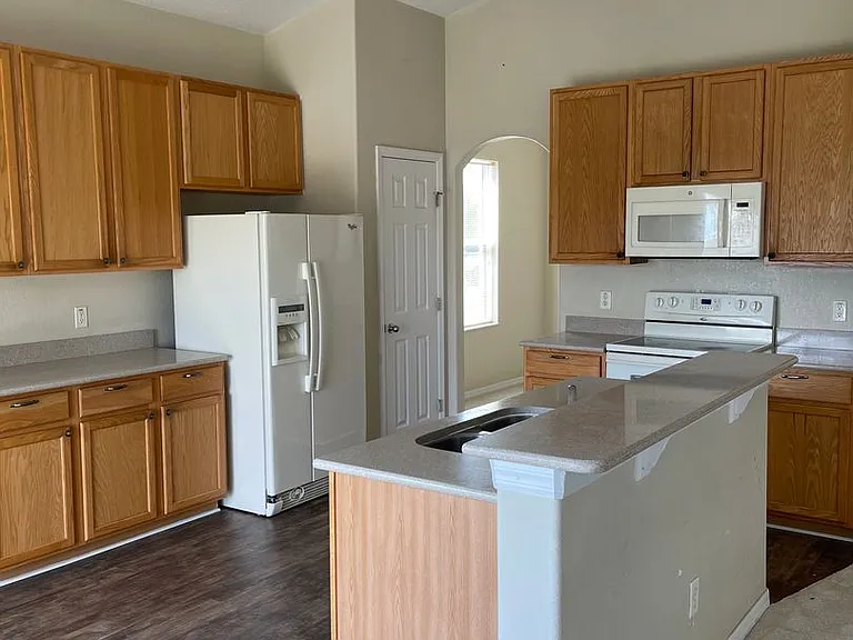 213 Towerview Dr E — Photo 4