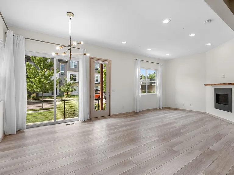 4015 Fenton Ct — Photo 5