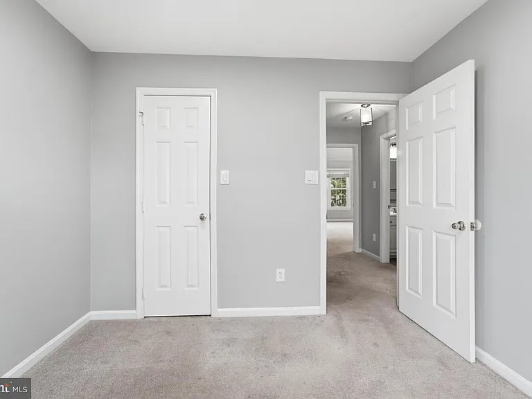 7035 Kings Manor Dr — Photo 26