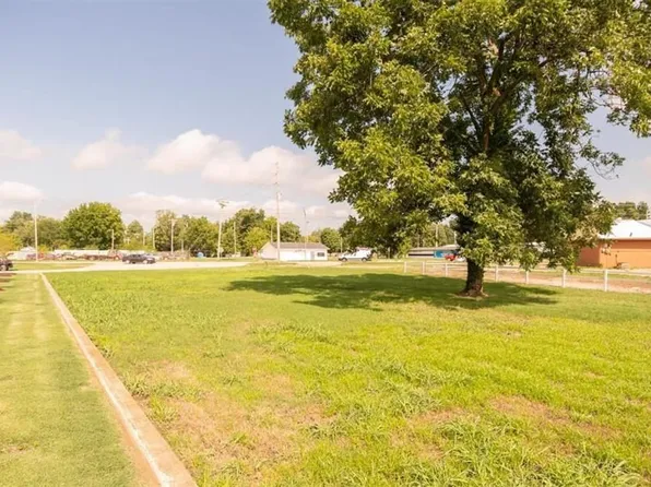 304 N E St, Poplar Bluff, MO 63901