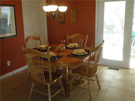 Large Eat-In Kitchen