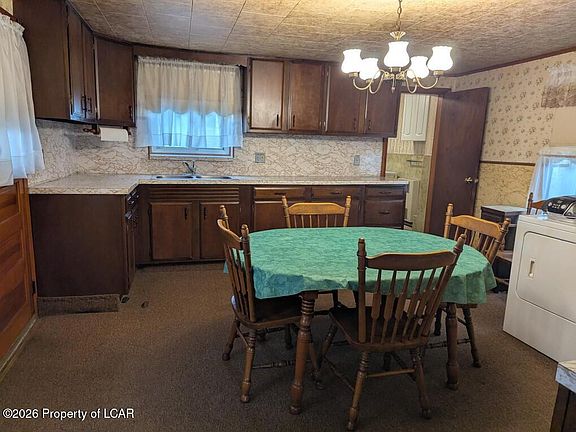 5th image of 64 Jenkins Ct