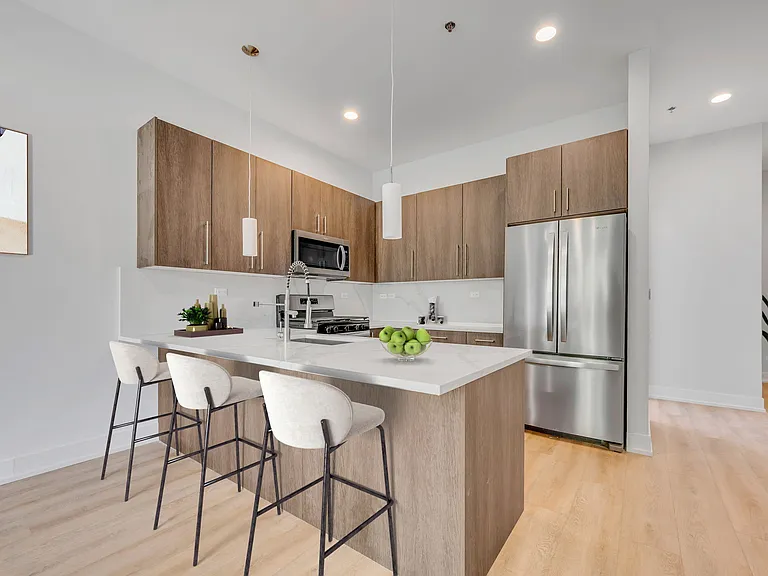 2924 W Medill Ave — Photo 3