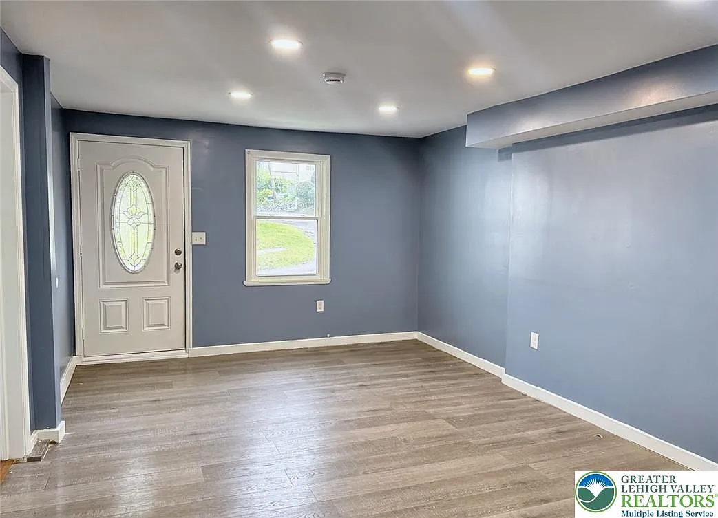 3 bed, 1.0 bath, 1650 sqft, $1,600 — Photo 2