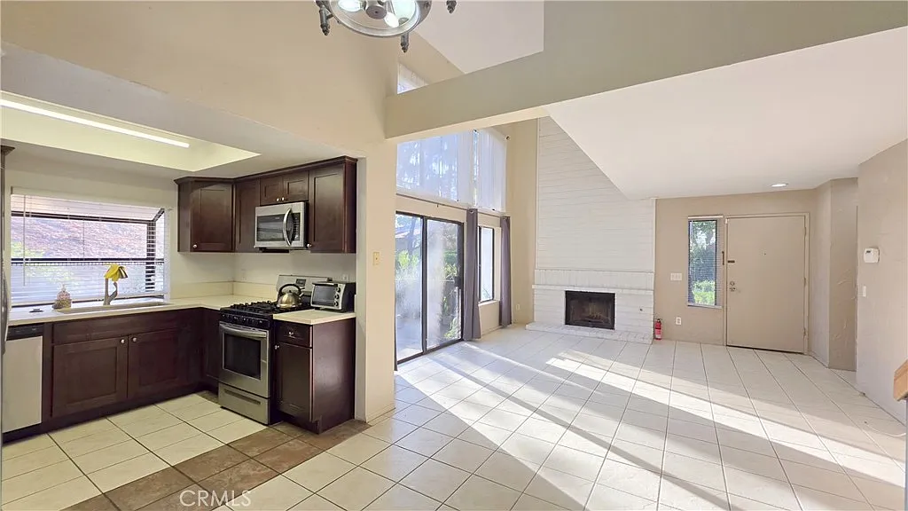 2 bed, 1292 sqft, $3,095 — Photo 3