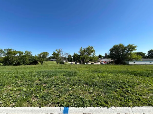 106 Maverick Ln, Riceville, IA 50466