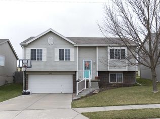 18664 R St, Omaha, NE 68135