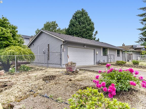 4th image of 1424 SE 28th Ave