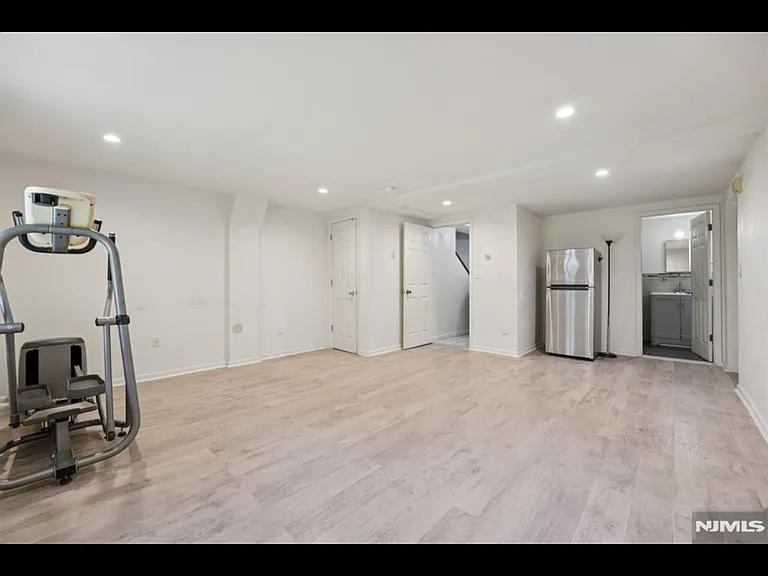 1670 Maple St — Photo 2