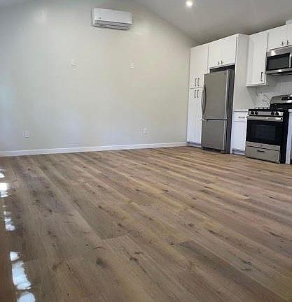 5th image of 14016 Hamlin St