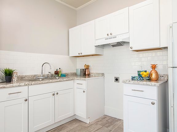 3rd image of 500 Adrienne St APT 1
