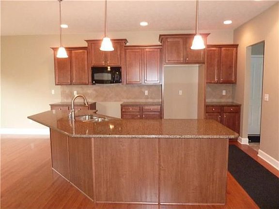 3rd image of 1785 Estate Dr