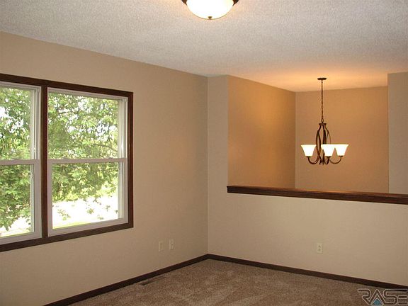 4th image of 221 N Elm St