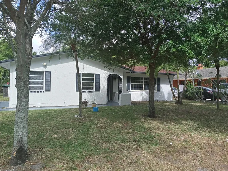 671 SW 28th Way — Photo 10