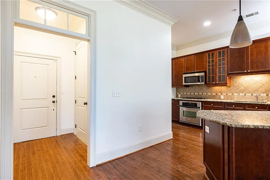 2 bed, 1.5 bath, 1212 sqft, $2,400 — Photo 3