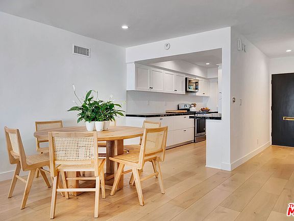 5th image of 255 S Barrington Ave #D6