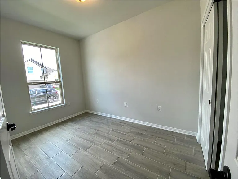 809 Falkland Trce — Photo 2