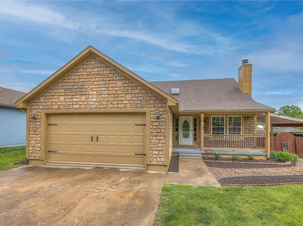 816 S Peculiar Dr, Peculiar, MO 64078