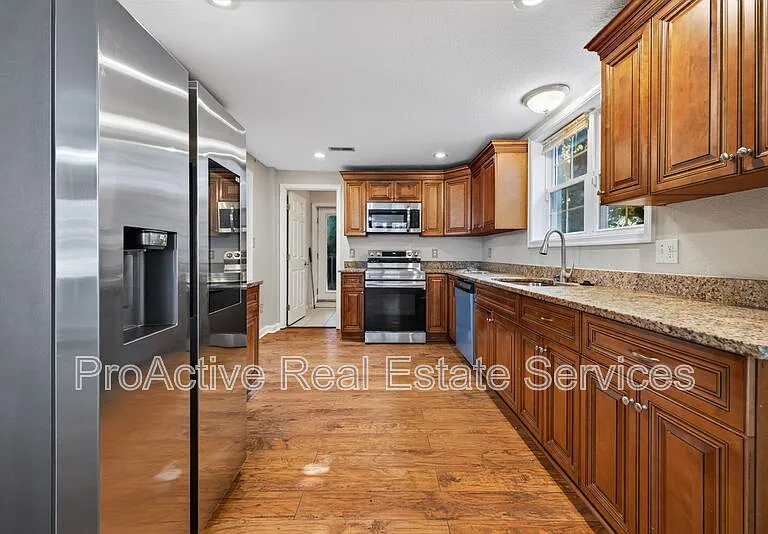 1065 Lindenwood Ave — Photo 4