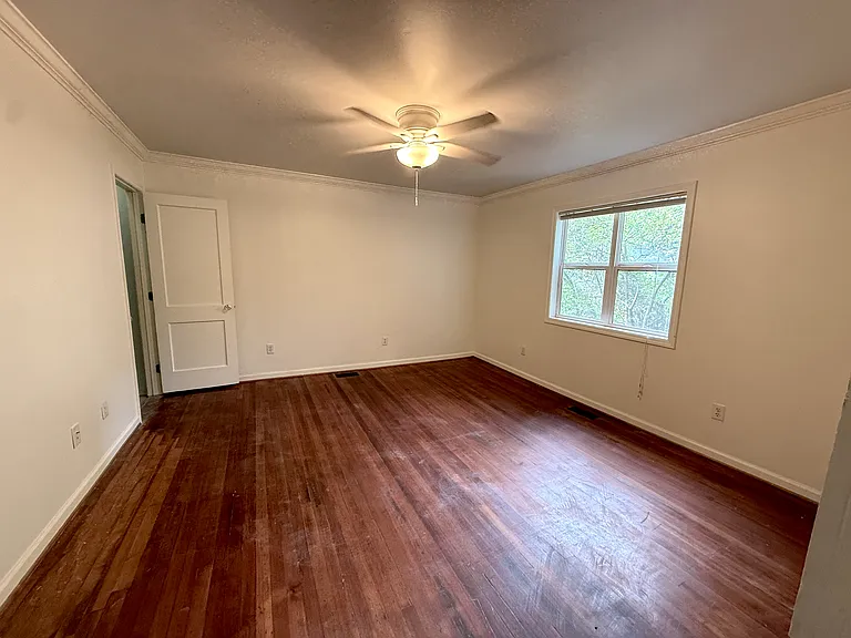 910 Orient St — Photo 6