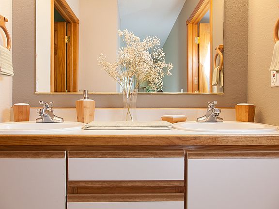 Double Vanity - master bedroom first floor