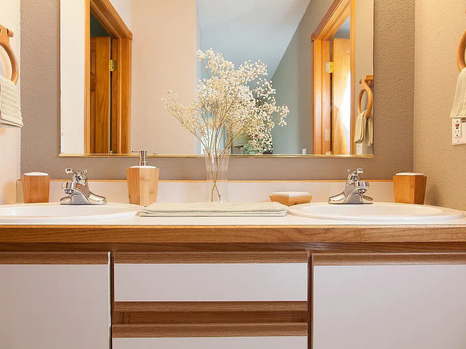 Double Vanity - master bedroom first floor