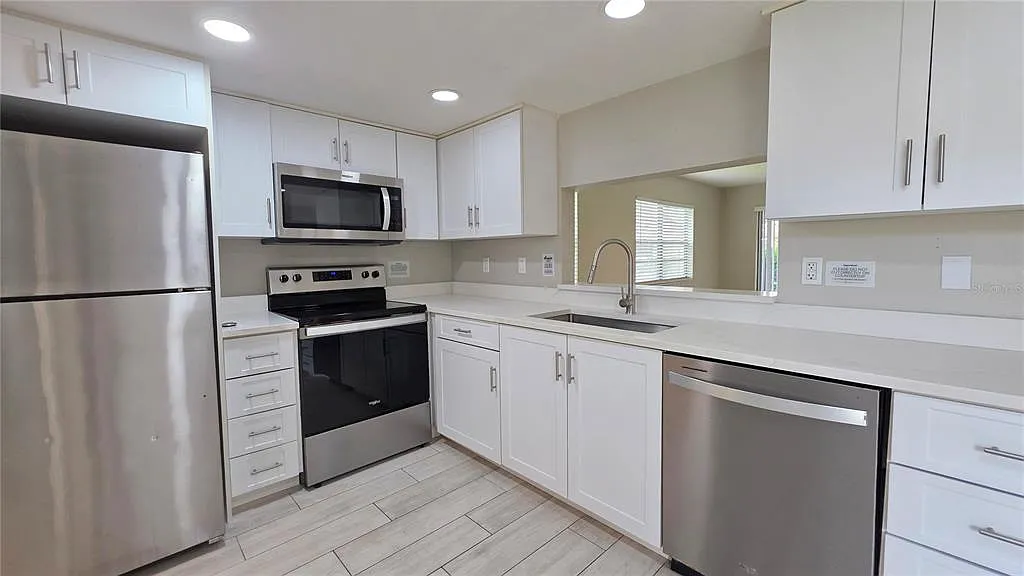 2 bed, 2.0 bath, 981 sqft, $1,800 — Photo 2