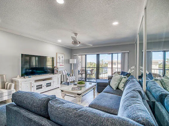 2 bed, 2.0 bath, 1121 sqft, $4,000 — Photo 4