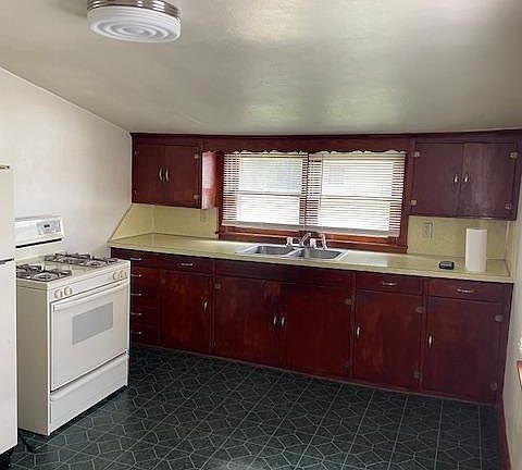 2nd image of 153 W King St