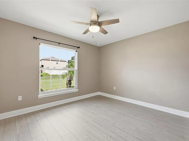 115 Maple Dr — Photo 16