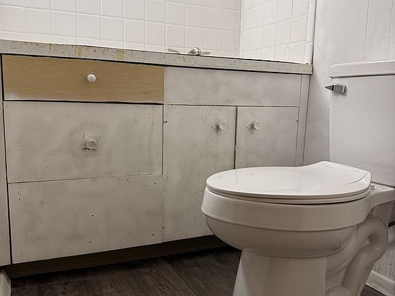3rd image of 308 E Queen Ave