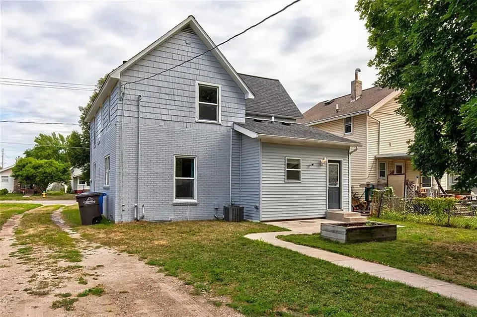 3 bed, 1636 sqft, $1,799 — Photo 2
