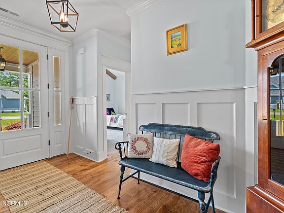 5th image of 2283 St James Drive SE