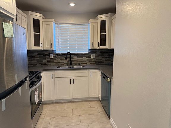 4th image of 237 E Anaheim St APT 1